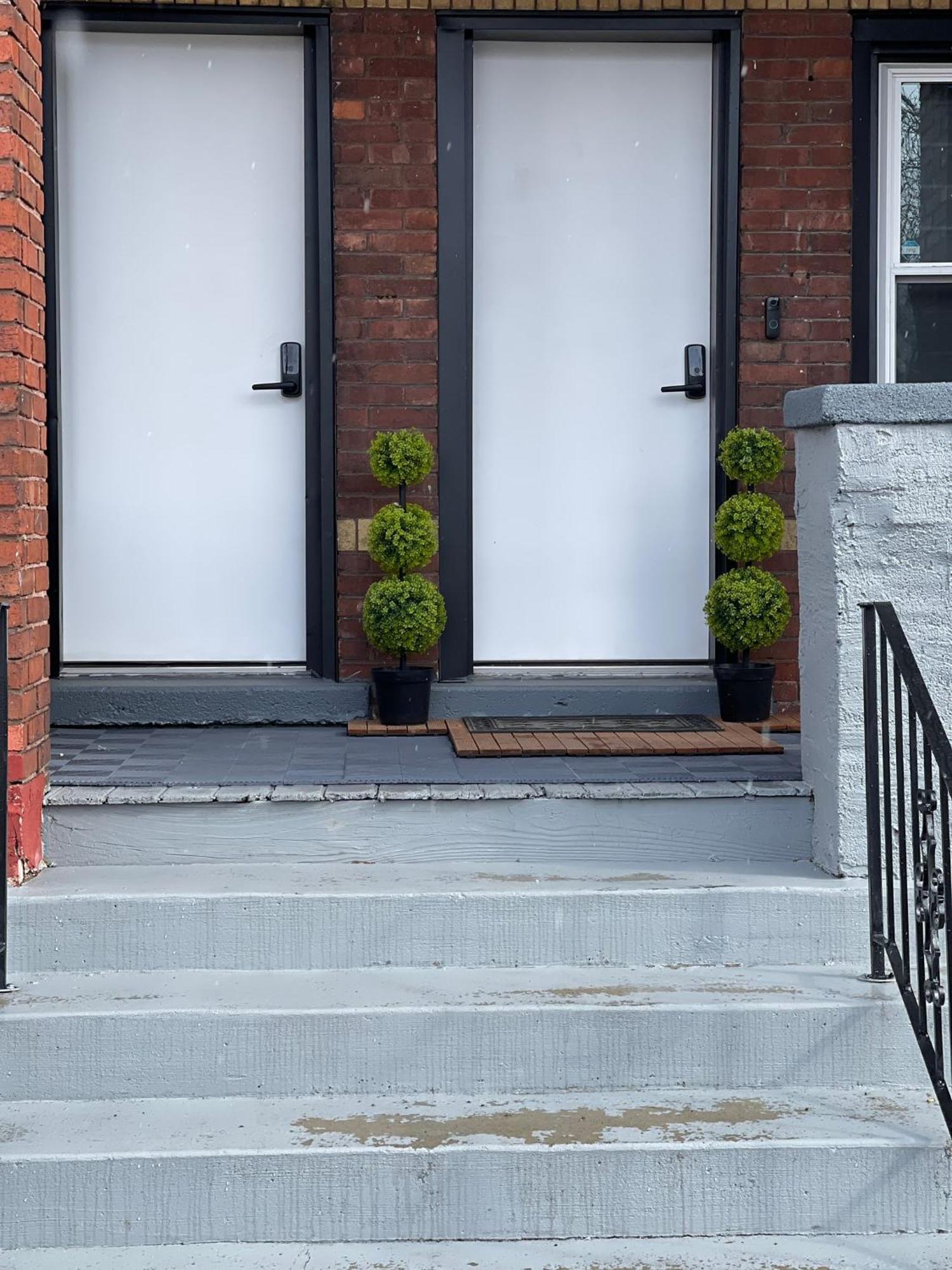 New Renovated 2 Bedroom Side Niagara Falls