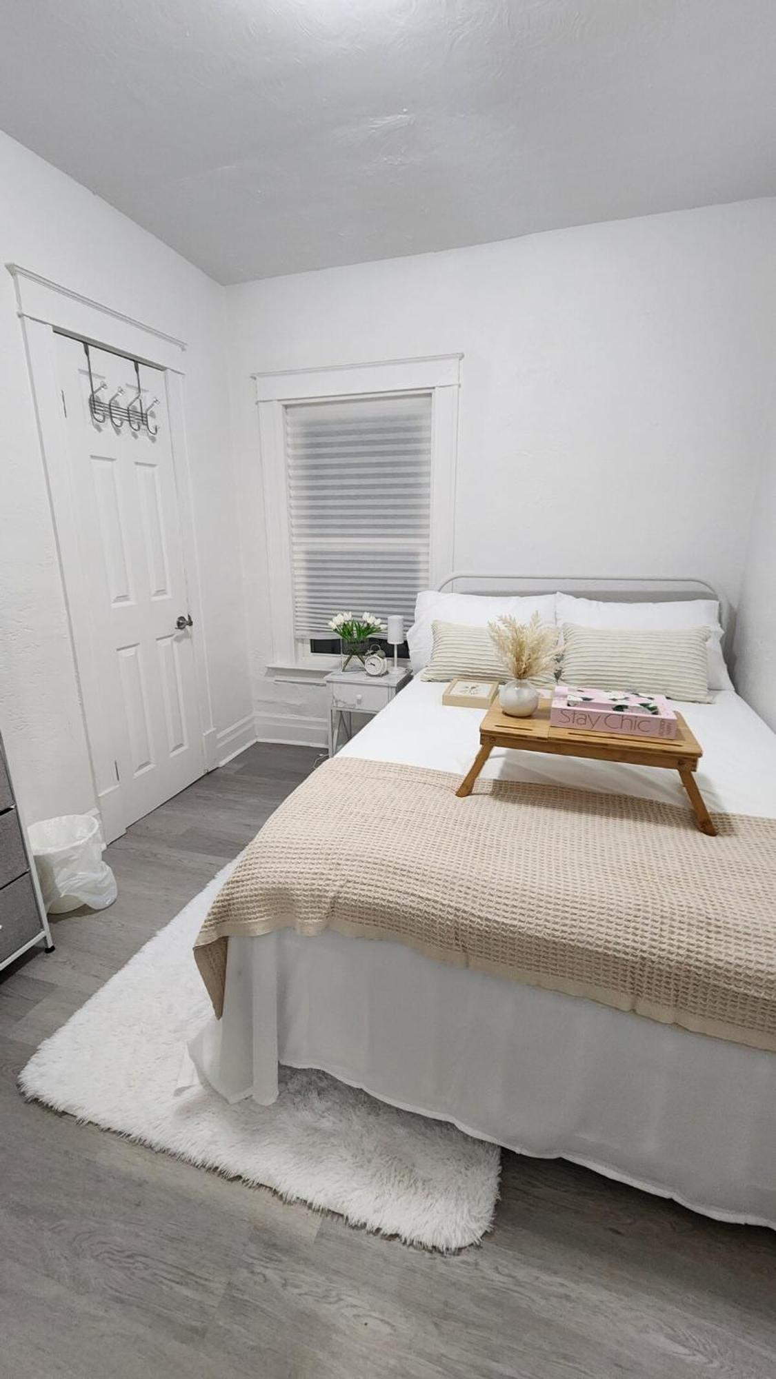 Appartement New Renovated 2 Bedroom Side *