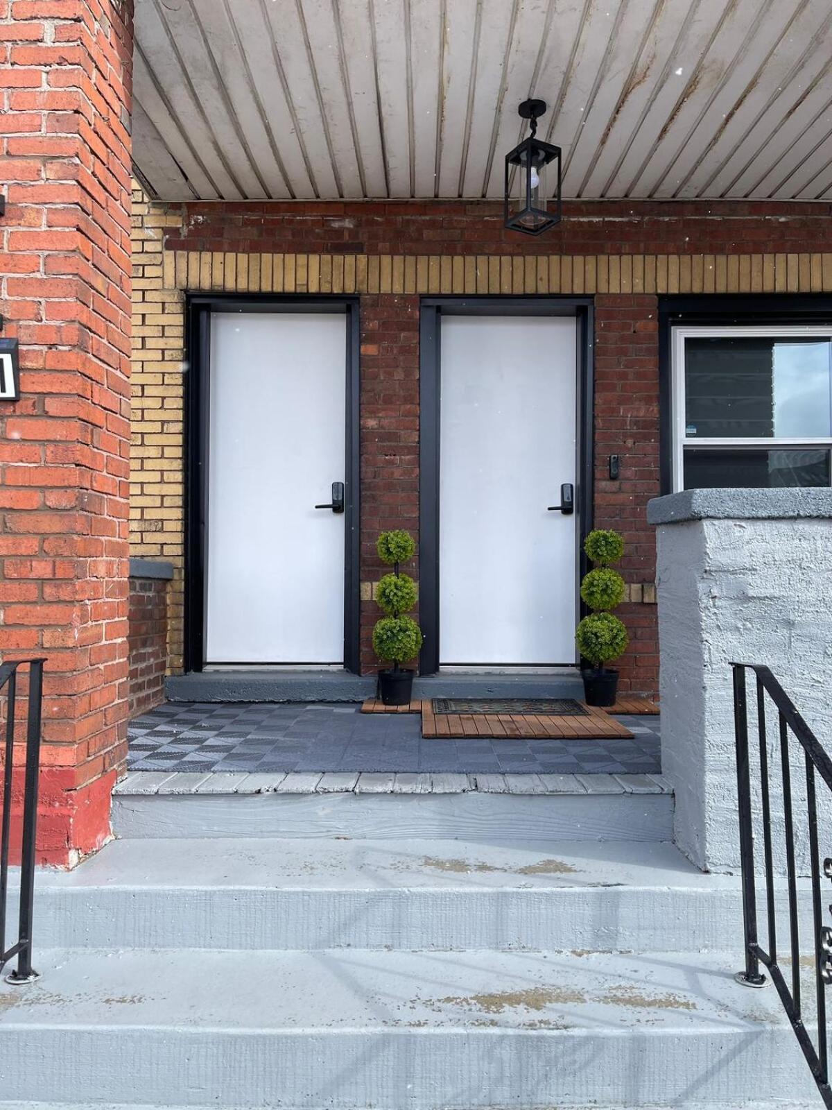 New Renovated 2 Bedroom Side Appartement *