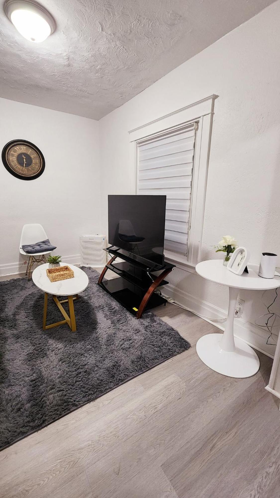 New Renovated 2 Bedroom Side Niagara Falls