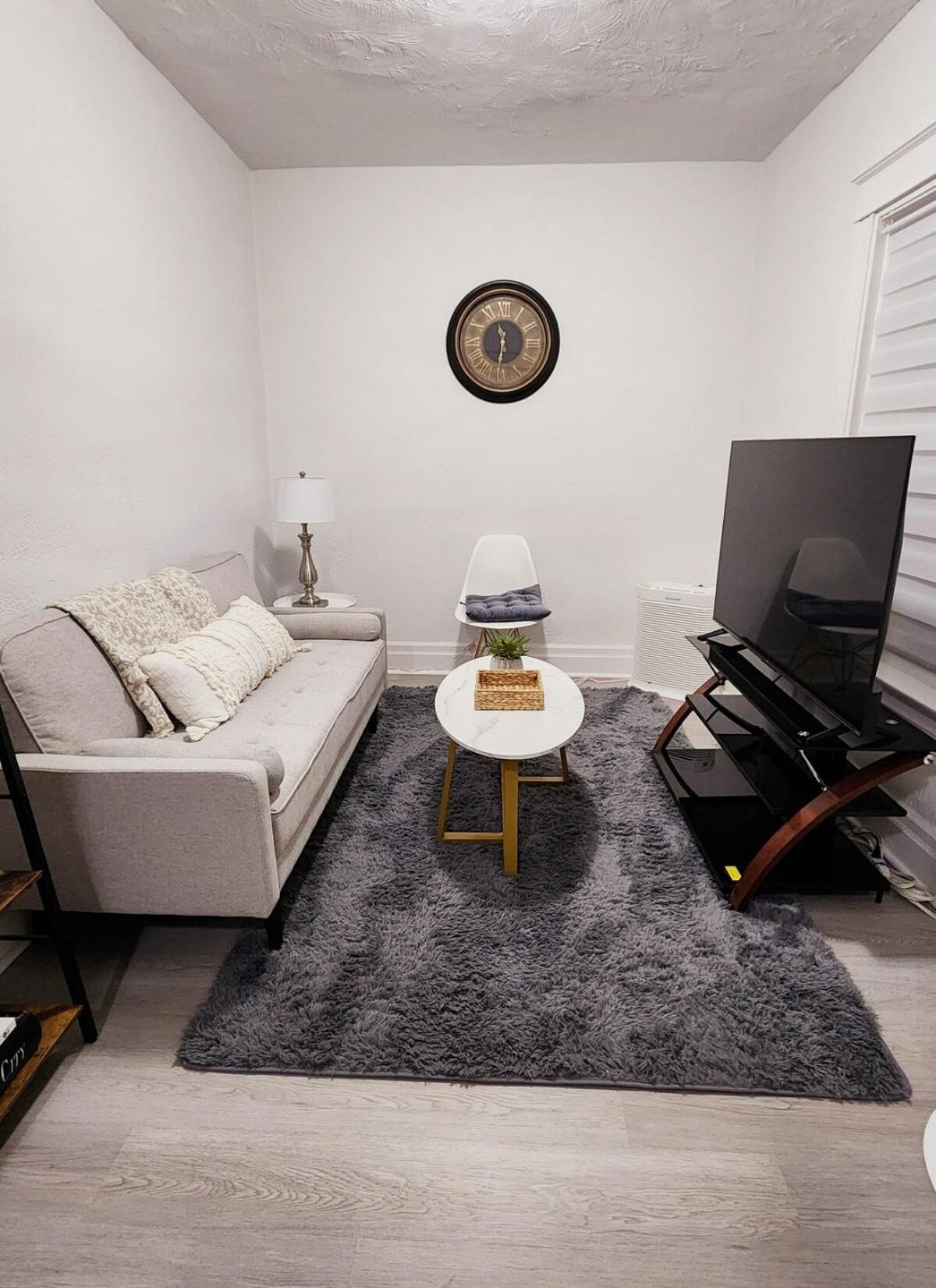 New Renovated 2 Bedroom Side Appartement