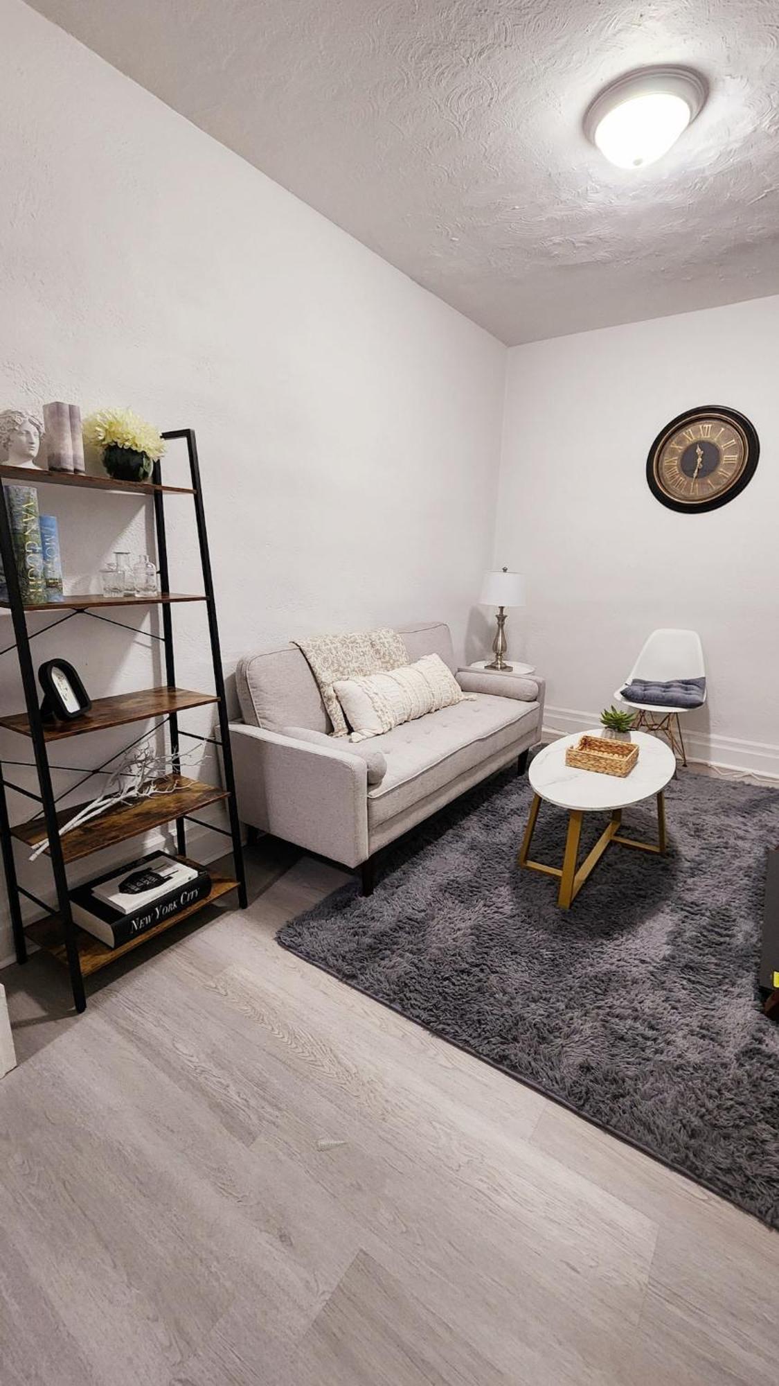 New Renovated 2 Bedroom Side * Niagara Falls
